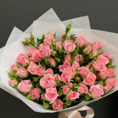 Bouquet of pink spray roses
