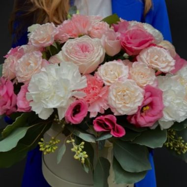Hatbox with carnations and roses
