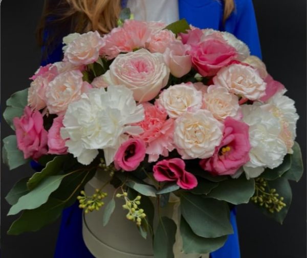 Hatbox with carnations and roses